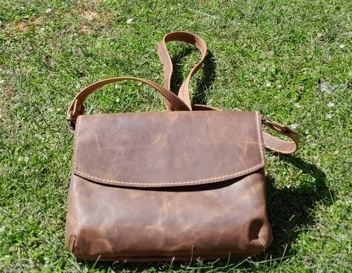 Cartera pequeña modelo Sofía en cuero café